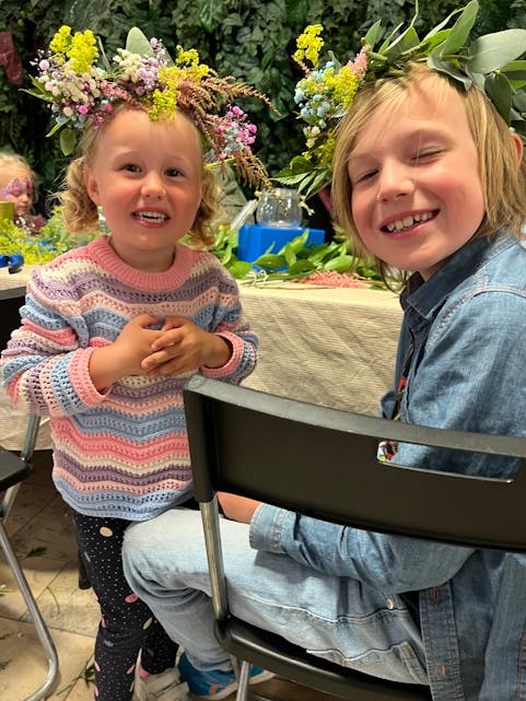 Barna pyntet seg til årets lyseste dag, og smilene deres var vel så lysende.