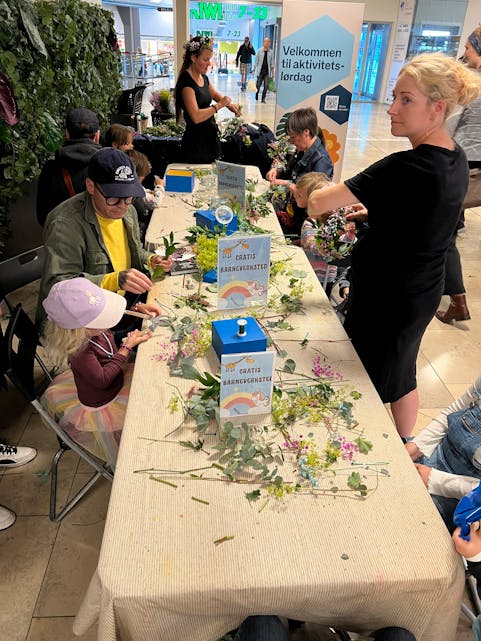 Barna fikk selv lage sine egne blomsterkranser, noe som viste seg å være en svært spennende aktivitet.