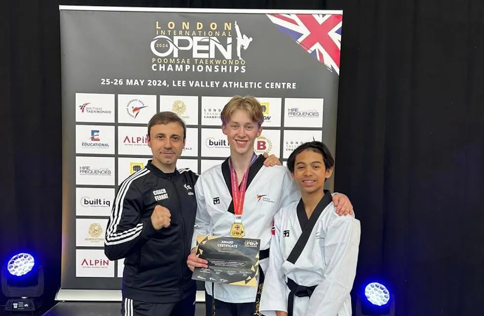 SAMLET: Coach Master Ferhat Cabar (f.v), Jens Grambo Gundersen og Liam Sky Lumban fra London Open.