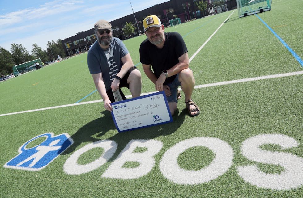 FORNØYD DUO: Morten Dahl-Hansen (t v) og Lars Erik Fuglesang smiler bredt med sjekken på kroner 30.000.