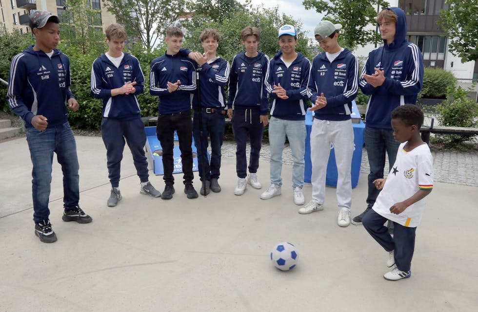 IMPONERTE GUTTA: Kofi (7) viste fram fotballferdighetene sine mot Hasle-Lørens Sebastian Nordli (15) mens flere av de andre gutta fra laget som vant Norway Cup i fjor heiet på dem.