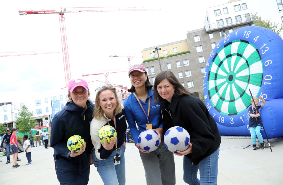 UNDER KRANENE: Selv om det bygges for fullt og det står høye kraner overalt, kan det skapes samhold og moro med ulike aktiviteter mellom blokkene. Obos-frivillig Christina Johnsen (f v), prosjektleder for Obos på Ulven, Anna Westerlund, arkitektstudent Milla Randsborg og Obos nabolagsvert Katrin Schauer sørget for både fotballcup og en masse aktiviteter på torget midt i hjertet av Obos-land på Ulven.