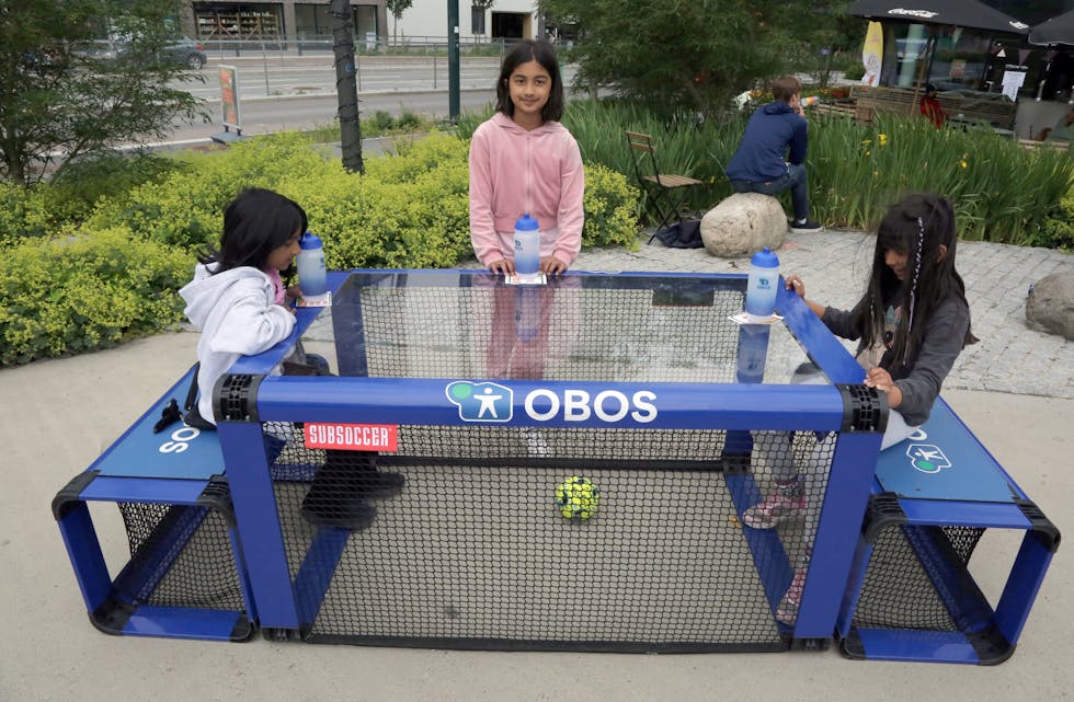SITTENDE FOTBALL: Sarina (9) (t v) og Sara (7) syntes det var spennende med denne formen for fotball. Venninnen Noor (9) følger med.