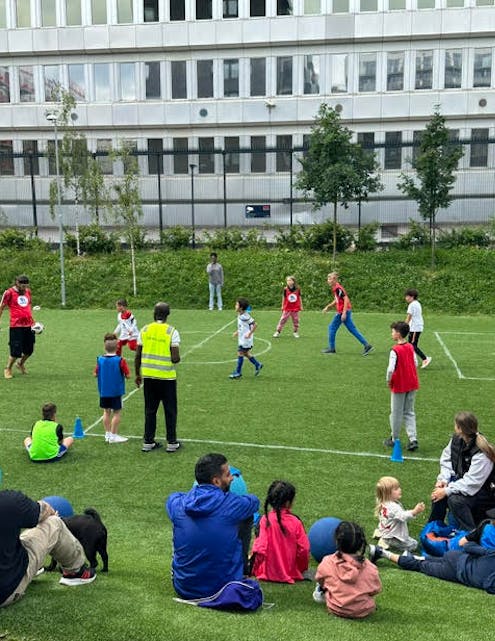 FOTBALLMORO MELLOM BLOKKENE: Bilde: Obos