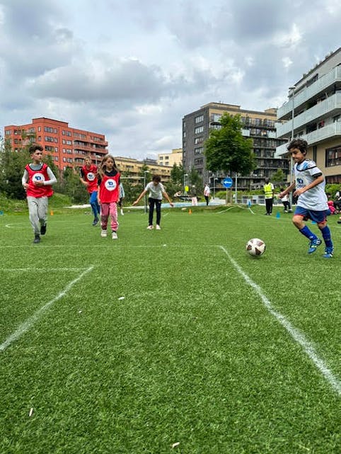 FOTBALLMORO MELLOM BLOKKENE: Bilde: Obos