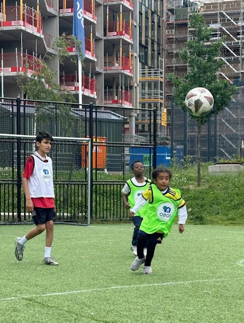 FOTBALLMORO MELLOM BLOKKENE: Bilde: Obos