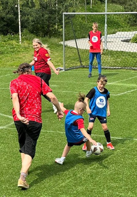 FOTBALLMORO MELLOM BLOKKENE: Bilde: Obos