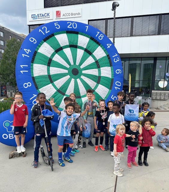 POPULÆR BLINK: Det mest populære tiltaket på torget etter at cupen var ferdigspilt, var å sparke ball mot en gigantisk oppblåsbar målskive. Foto: Obos