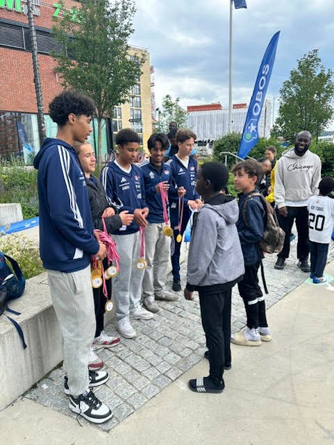 SKIKKELIG PREMIERING: Gutta fra Hasle-Løren sørget også for å dele ut deltakermedalje. Foto: Obos