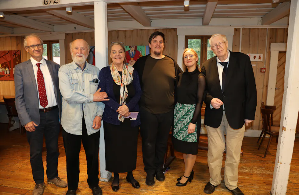 Økern parkteater etter å ha fremført «Gengangere» på Årvoll gård. Fra venstre: Hans Arne Akerø, Frode Birkeland, Lillibeth Lunde, Rolf Tommy Næss, Ellen Omdal Milsom og Torstein Winger.