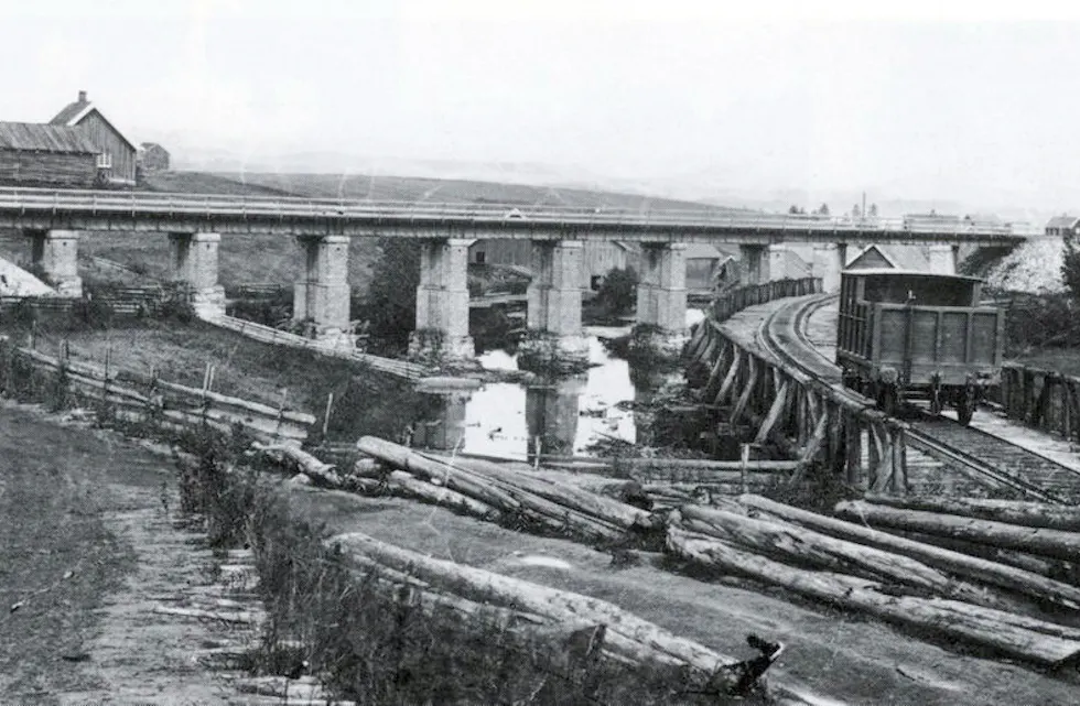 TIDLIGERE TIDER: Andre generasjon bru for Hovedbanen over Sagelva 1865. Bru for sidesporet, som nå er gjenskapt, til høyre. Foto: Norsk Hoved Jernbane.