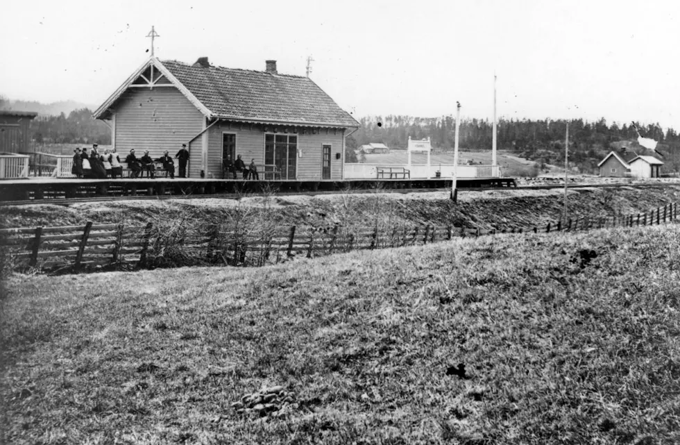 STRØMMEN STASJON: Strømmen stasjon fra 1853, her fotografert fra vestsiden i 1860. Foto: Norsk Jernbanemuseum.