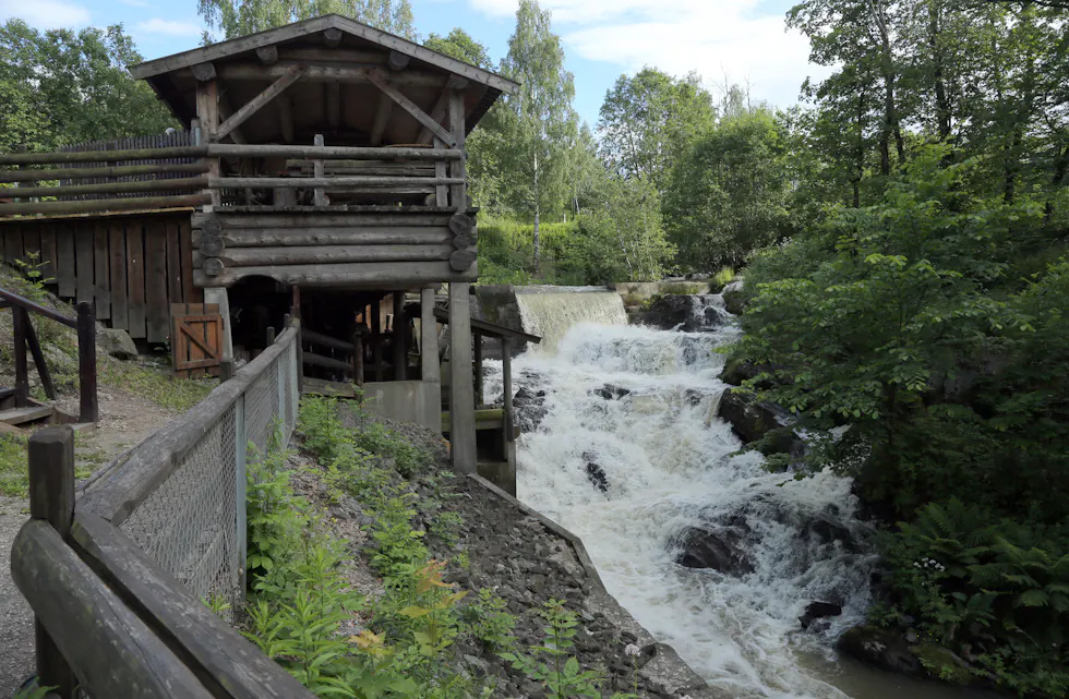 STRØMMENKVERNA OG FOSSEFALLET I SAGELVA VED MØLLEPARKEN