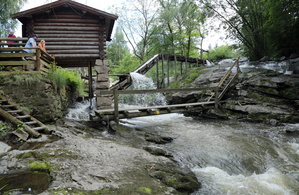 STRØMMENKVERNA OG FOSSEFALLET I SAGELVA VED MØLLEPARKEN