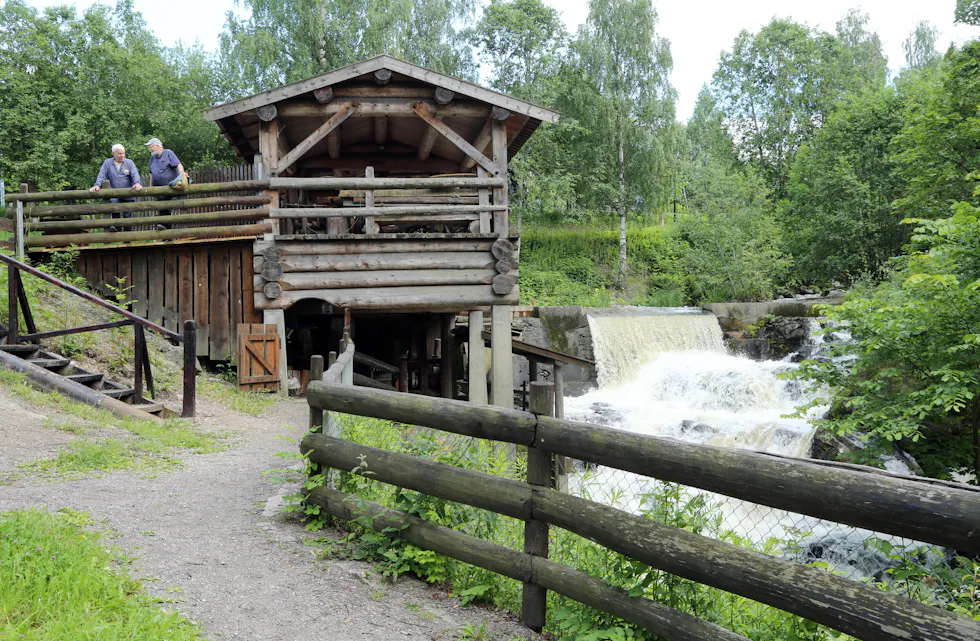 STRØMMENKVERNA OG FOSSEFALLET I SAGELVA VED MØLLEPARKEN