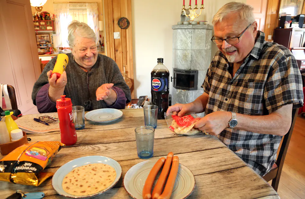 PØLSEGLAD EKTEMANN: Sidsel Torbo er ikke spesielt glad i pølser selv om ektemann Rolf er pølsegal - men akkurat denne gangen lot hun seg friste inn i pølsespisingens verden.