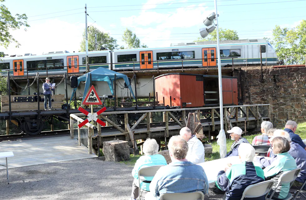 STOR INTERESSE: Det var mange som hadde møtt opp for å få med seg den historiske togbegivenheten. Det var bluesmusikk fra scenen og både moderne passasjertog og godstog som kjørte forbi fikk også med seg det hele.