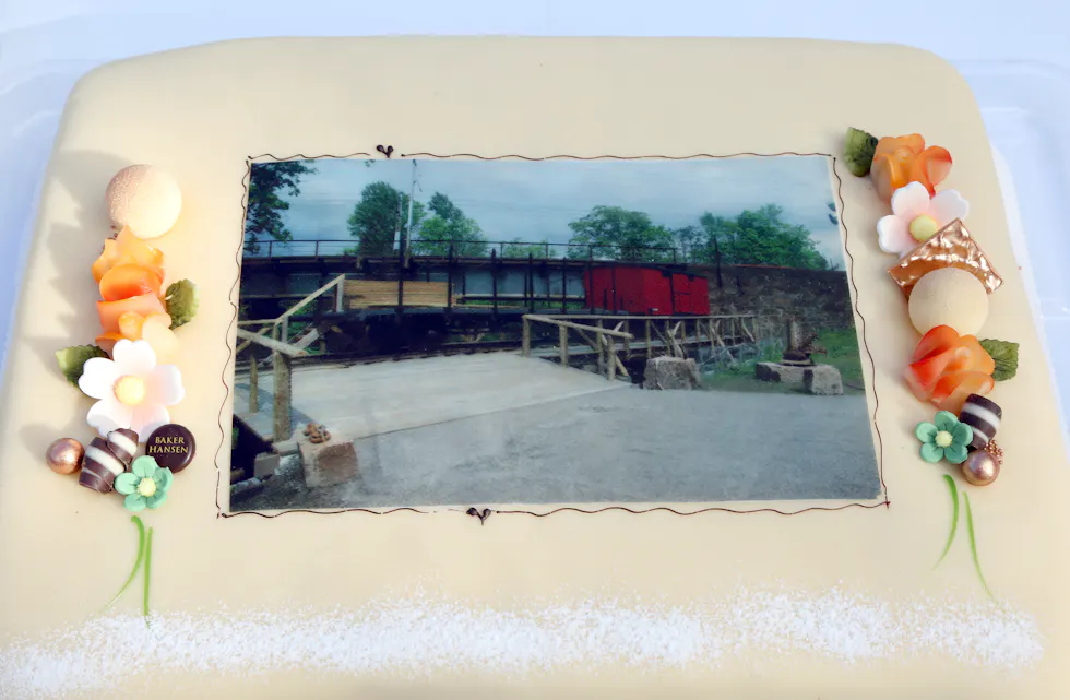 EN SELVFØLGE: Selvsagt ble det servert bløtkake.