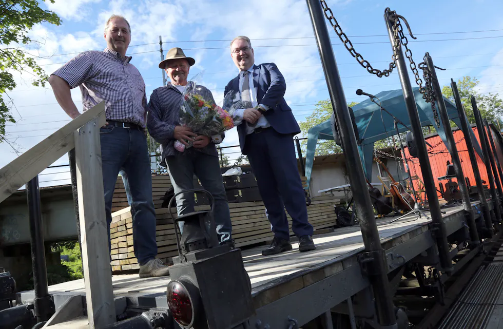GLAD TRIO: Ivar Grøndal fra Løten Bygdesag, Tore Per Bakken, leder i Sagelvas Venner og Kjartan Berland (H), ordfører i Lillestrøm.