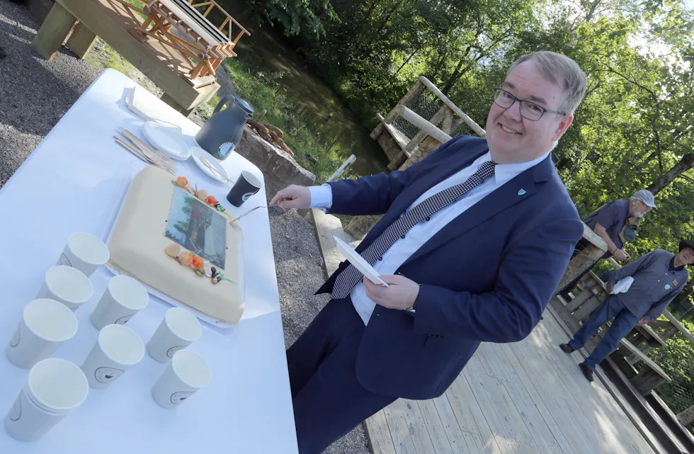 KAKEKLAR ORDFØRER: Ordfører i Lillestrøm, Kjartan Berland (H) fikk æren av å ta den første bløtkakebiten.