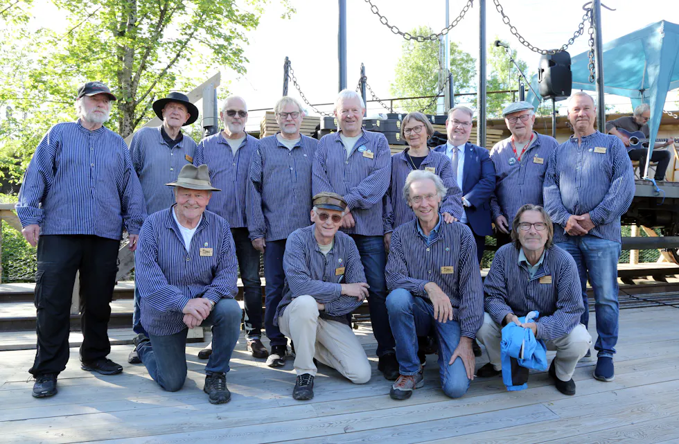 GJENSKAPT JERNBANEHISTORIE: Noen av medlemmene i Sagelvas Venner som har gjort det mulig å bringe tilbake en viktig del av jernbanehistorien i Norge. Med på bildet (uten busserull) er Lillestrøms ordfører, Kjartan Berland (H), som offisielt åpnet «jernbanemonumentet».