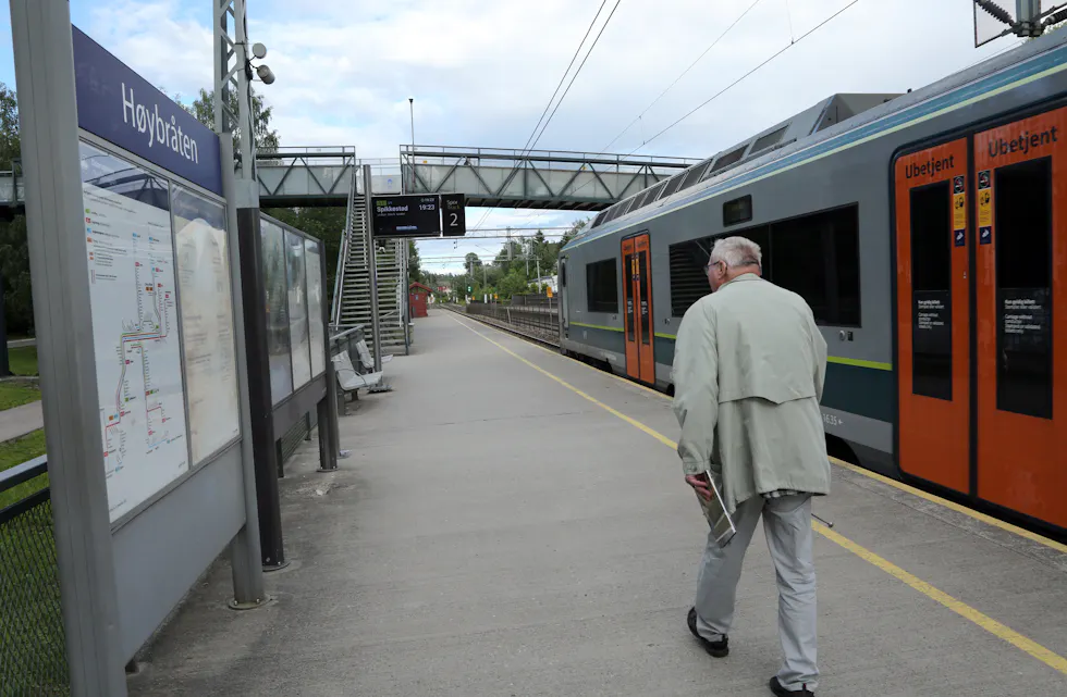 FORNØYD TOGENTUSIAST: Rolf E. Torbo storkoste seg over hva han fikk oppleve av jernbanehistorie denne dagen - det var en lykkelig mann som kom hjem til sin egen stasjon på Høybråten etter den historiske togdagen ved Sagelva.