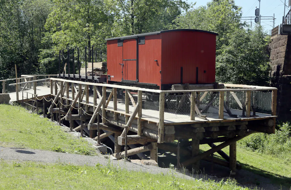 HISTORISK KORREKT: Den gjenskapte viadukten med skinner og to godsvogner.