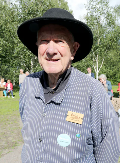 BLID GUIDE: Lokalhistoriker og guide i Sagelvas Venner, Steinar Bunæs, er med god grunn stolt over jernbanehistorien til Strømmen stasjon og sidesporet langs med Sagelva.