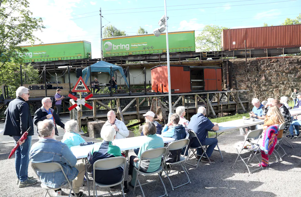STOR INTERESSE: Det var mange som hadde møtt opp for å få med seg den historiske togbegivenheten. Det var bluesmusikk fra scenen og både moderne passasjertog og godstog som kjørte forbi fikk også med seg det hele.