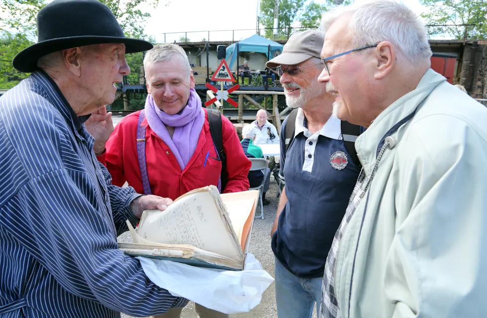 Turguide og lokalhistoriker Steinar Bunæs (f v) i ivrig samtale med Knut Ihlen Tønsberg (oldebarnet til Strømmens Værksteds grunnlegger, Wincentz Thurmann Ihlen), jernbaneentusiast Jørn Nordheim og Rolf E. Torbo.