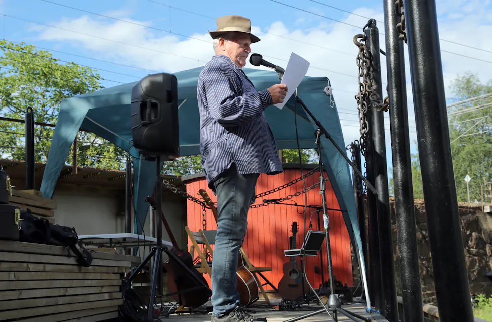 STOLT JERNBANETALER: Leder i Sagelvas Venner, Tore Per Bakken, sørget for god informasjon om både tidligere jernbanehistorie og «gjenskapelsen» av den.