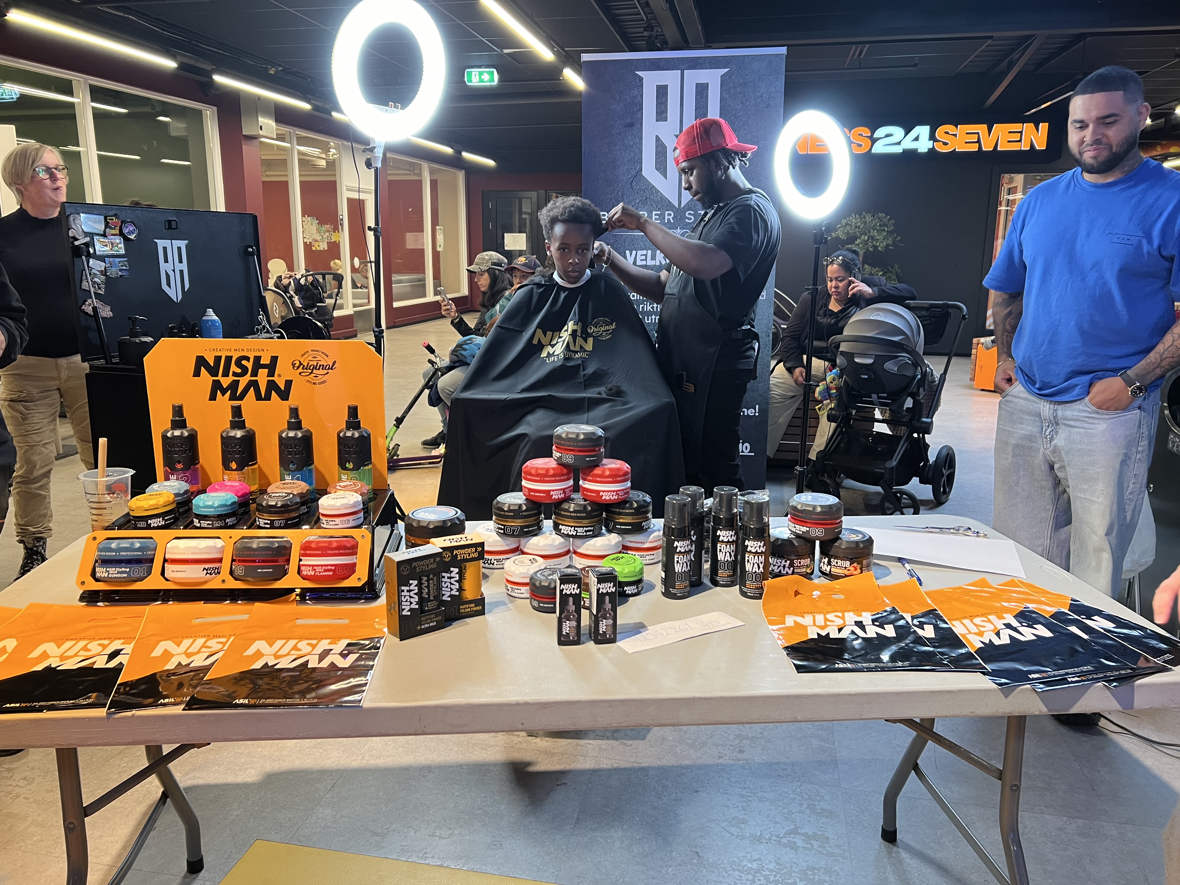 Nishman hadde en stand hvor alle kunne komme for å få en 'fresh cut'