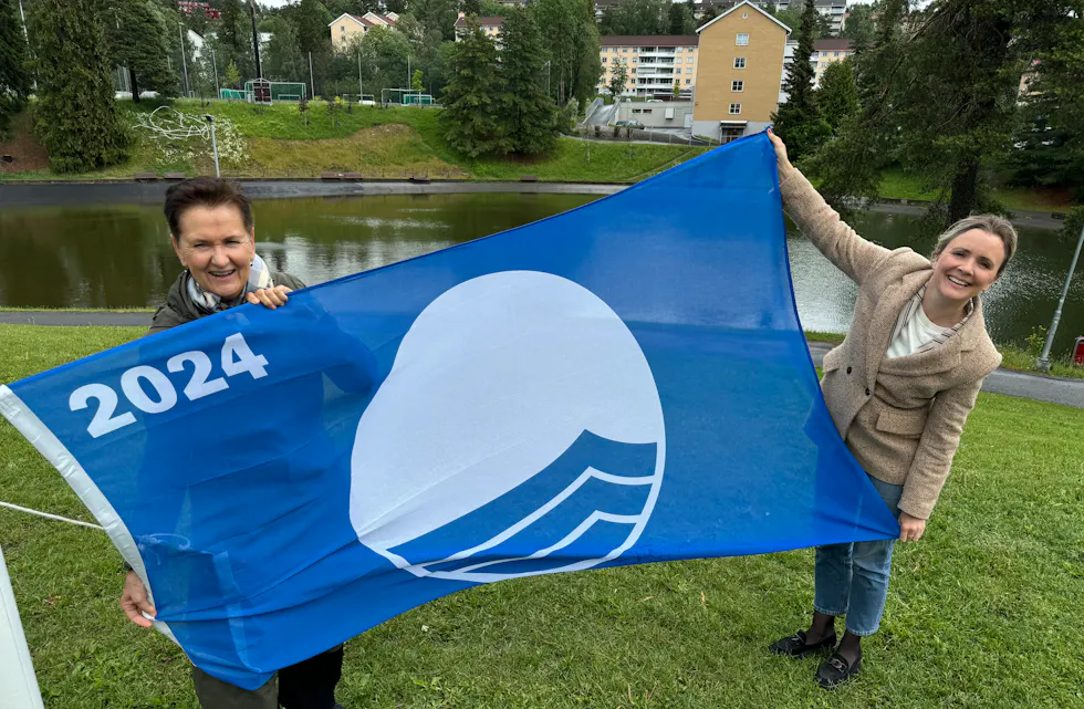 INGEN TVIL: Det er helt helt utmerket å bade på Årvoll. Her med Bymiljøetatens etatsdirektør Gerd Robsahm Kjørven (t.v) og byråd for miljø og samferdsel Marit Vea.