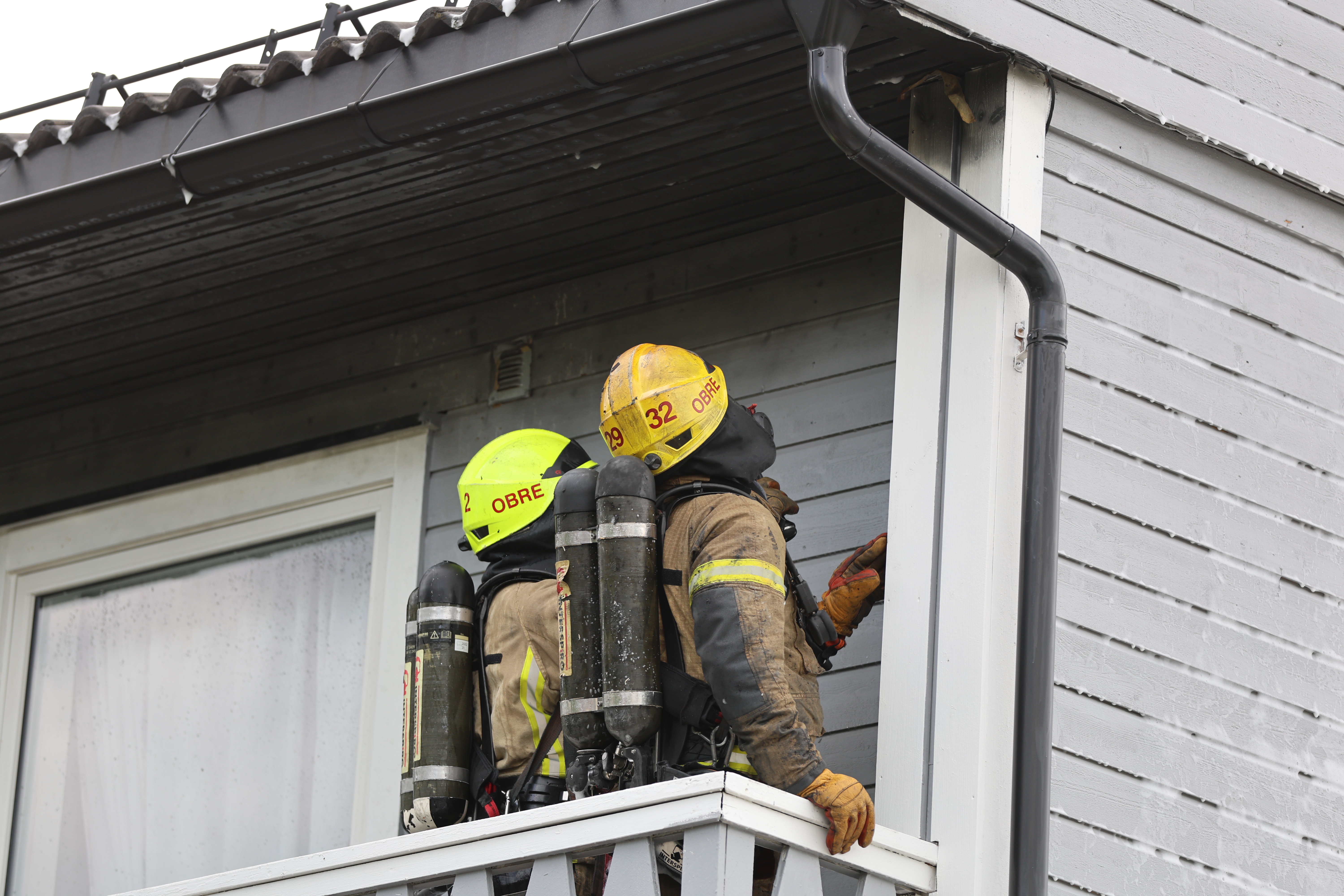 Det brant i en bolig i Parkenga på Ammerud lørdag. Brannvesenet fikk raskt kontroll. (Foto: Tom Evensen)