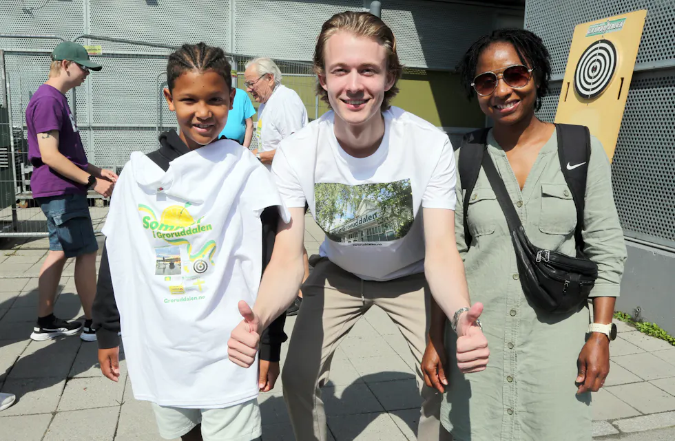 Audun (10) og Assibit fikk også prøve seg på skiva.