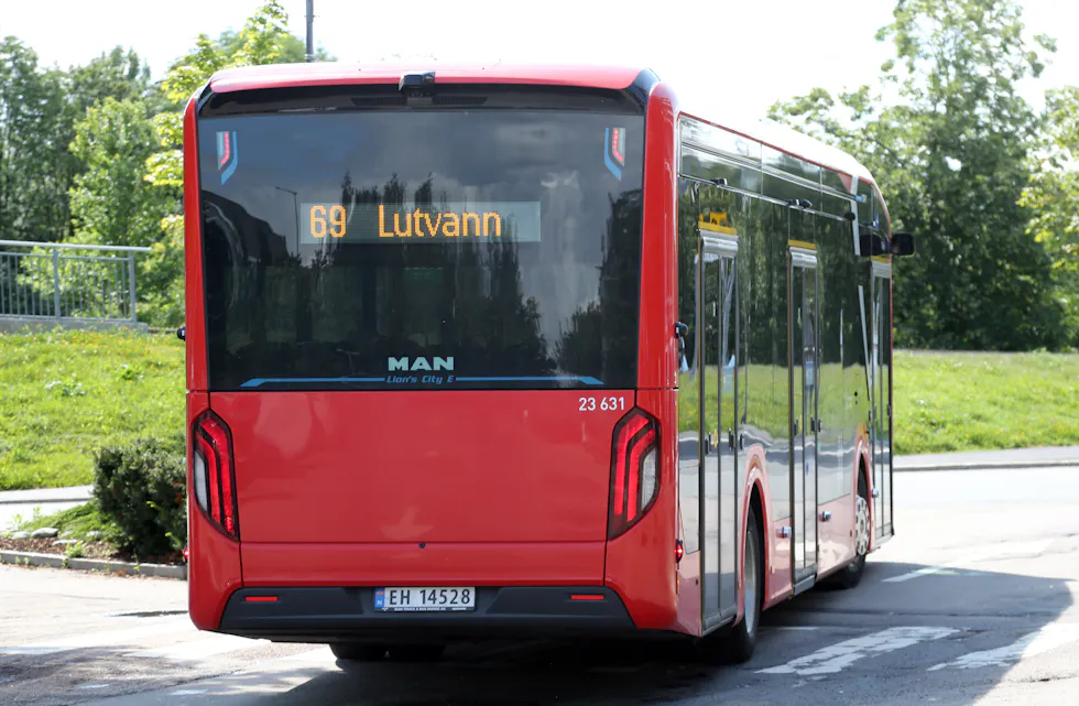 HOLDT TIDEN: Bussjåfør Andzey kunne ikke annet enn dra avgårde til Lutvann. Tror neppe de som eventuelt måtte ha ventet på bussholdeplassene hadde trodd på unnskyldningen om at en deltagelse og seier i sommerdarten var grunnen til at han ikke holdt rutetida.