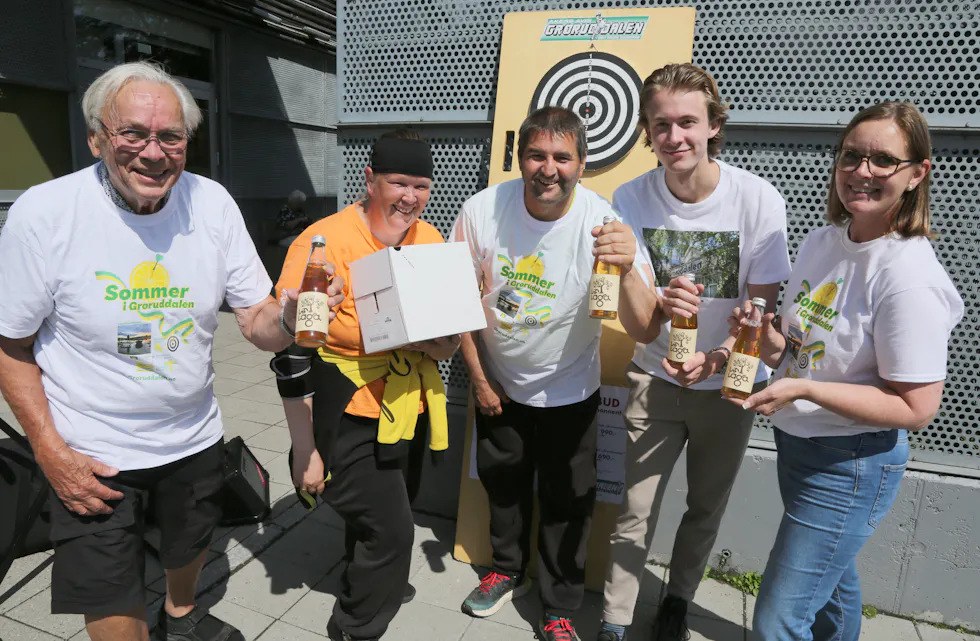 DOBBEL FEIRING: Per Nordby stakk avgårde med en kasse eplecider fra Lif Laga for andre gang på rad. Det setter kona Maresa Borchgrevink Nordby pris på sammen med "Roger`n", Magnus og Torgunn fra Akers Avis Groruddalen.