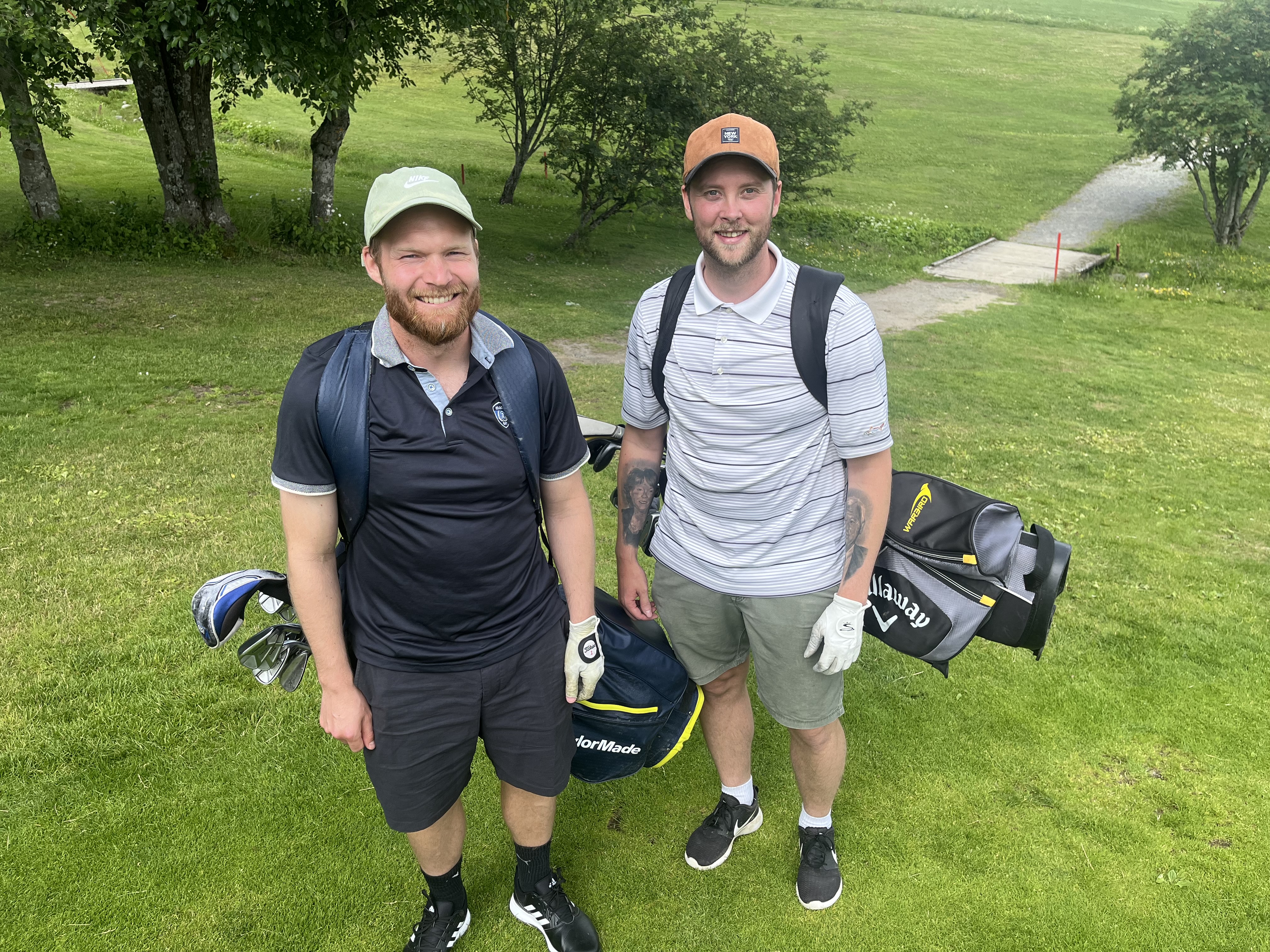 PERFEKTE FORHOLD: Truls Johansen (f.v) og Andreas Larsen har planer om å tilbringe store deler av fritiden sin på golfbanen i sommer.