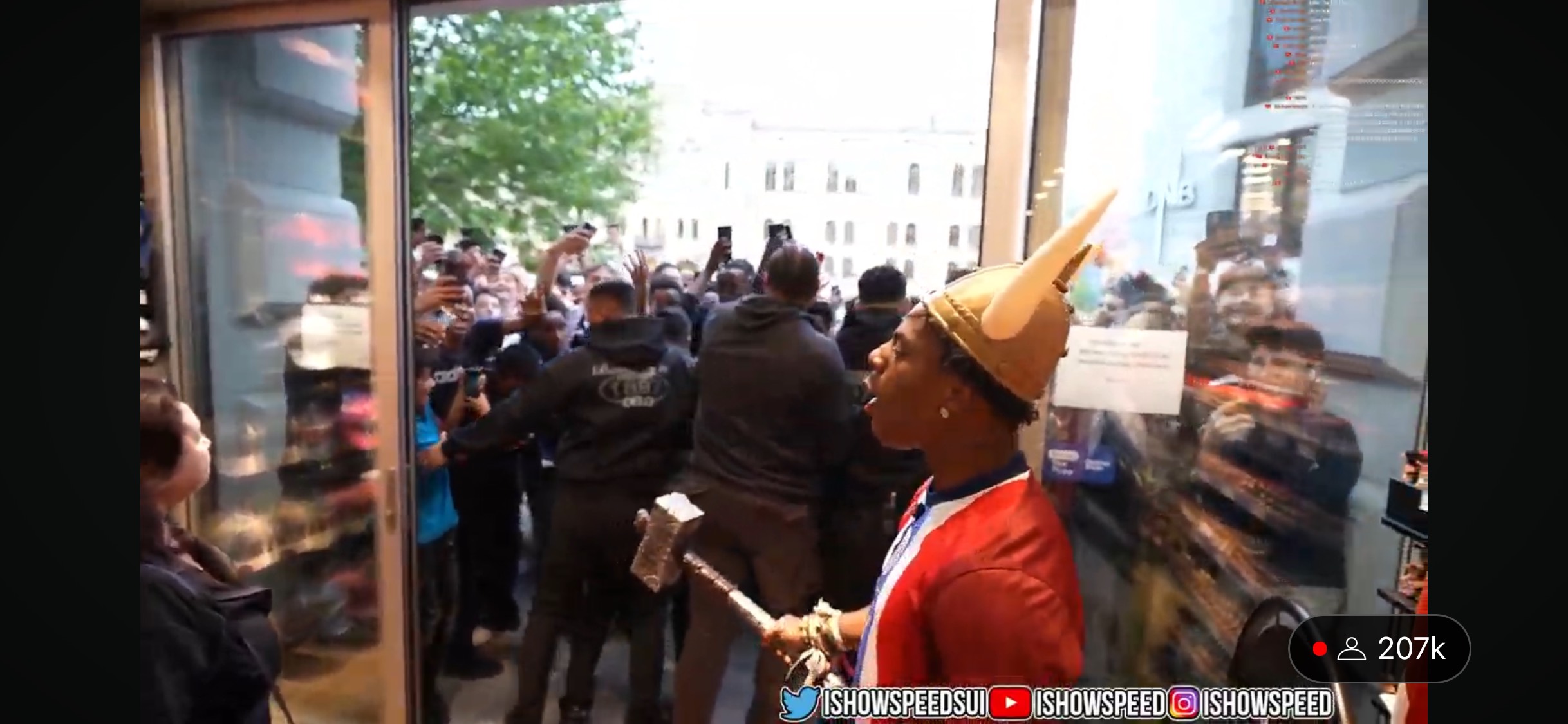 UT AV DET BLÅ: Vekterne forventet nok ikke dette før de startet på sin vakt.