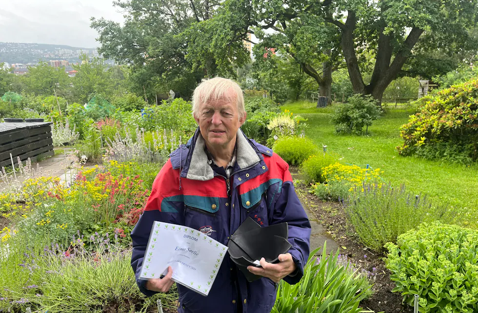 TAR VARE PÅ BLOMSTENE: Einar Sørlie har i alle år fulgt nøye med på at blomsterparsellen yrer av farger.