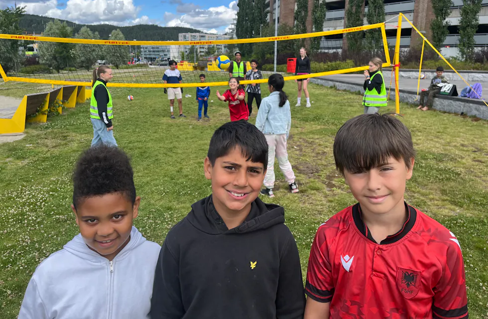Brandon, Momin og Eron har lenge vært gode venner, men sammen har de nå dyrket en ny felles interesse gjennom volleyballen.