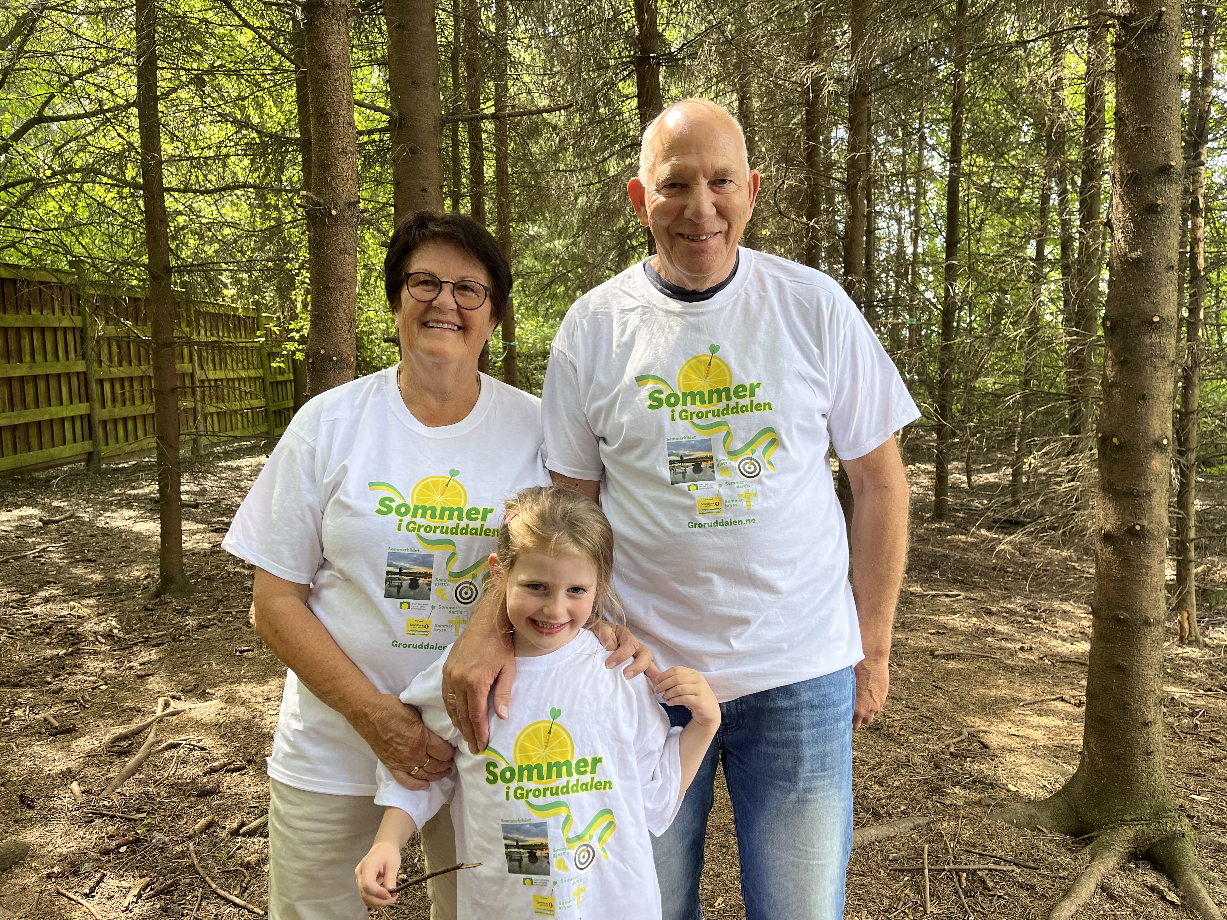 Britt (f.v), Lotte og Svein forlot eventyrparken tre Groruddalen-T-skjorter rikere.