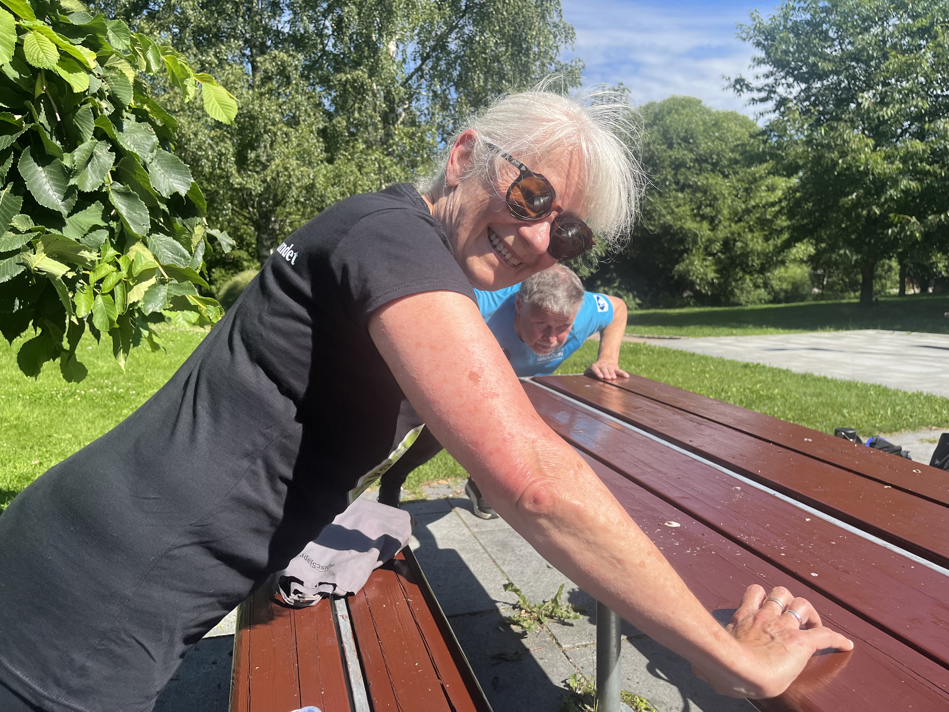 PUSH-UPS: Astrid Kjellevold gjør push-ups under sirkeltreningen.