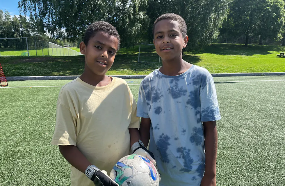 BRØDRE PÅ CAMP: Dagem (11) (f.v) og Kidus (12) har deltatt på sommercampen siden starten, og sitter igjen med bare gode opplevelser.