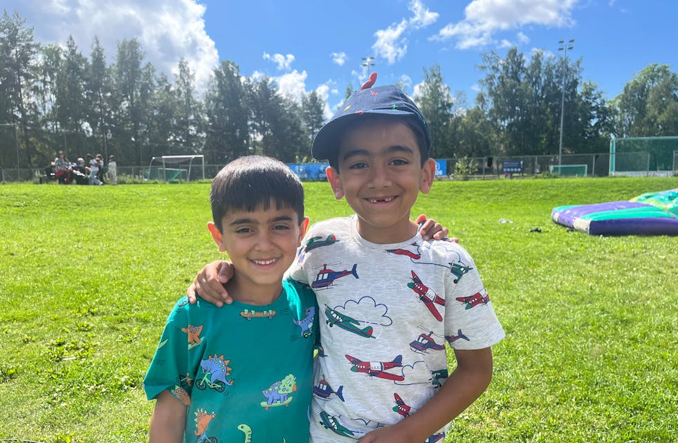 SOMMERGLEDE: Hassan (f.v) og storebror Isak er storfornøyde med oppholdet på Furuset IFs sommercamp i sommer. Isak forteller også at han har blitt raskere etter all løpingen og hoppingen på campen.