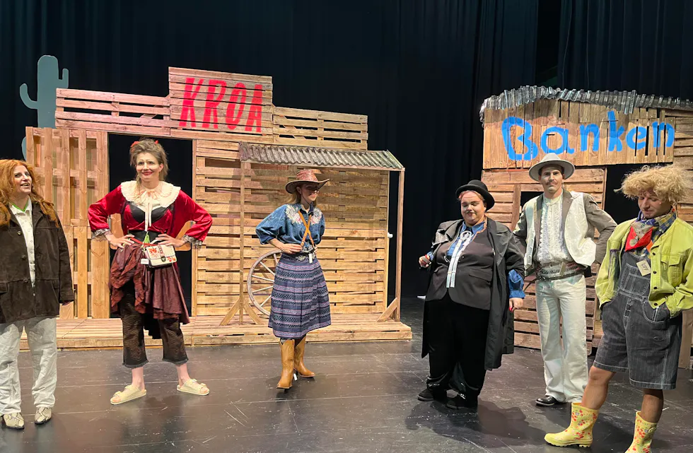 TAR EN VENDING: I den action-pakkede forestillingen blir ikke våpen brukt mot hverandre – men ord.