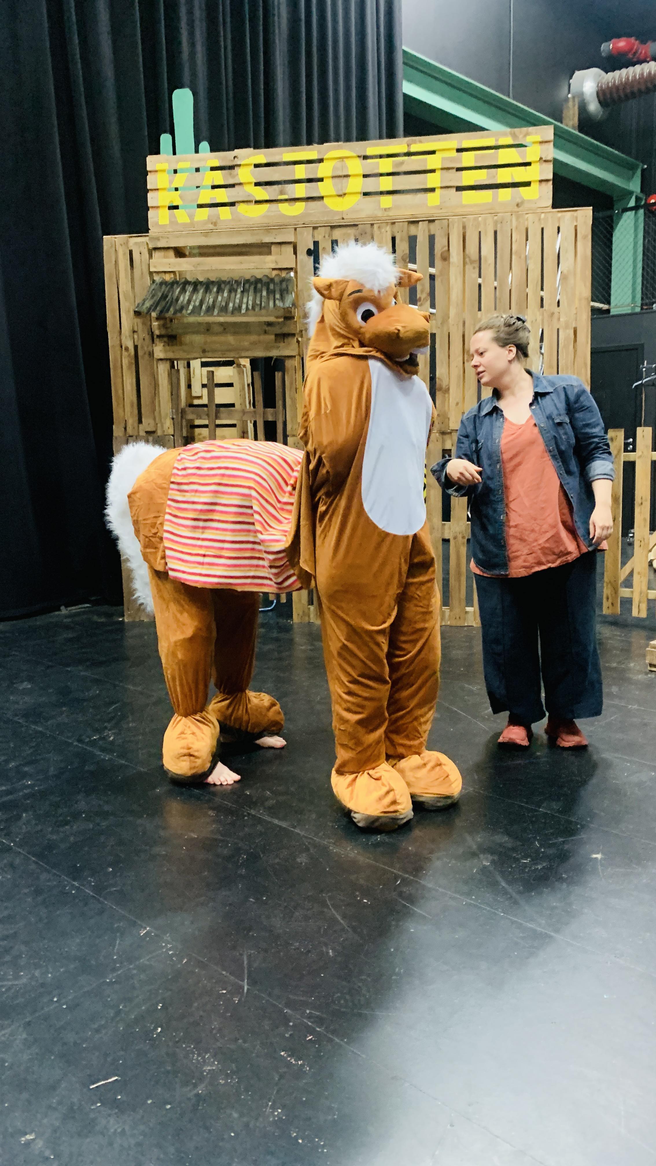 SPRØE KOSTYMER: Elleville kostymer gjør forestillingen spennende for barna.