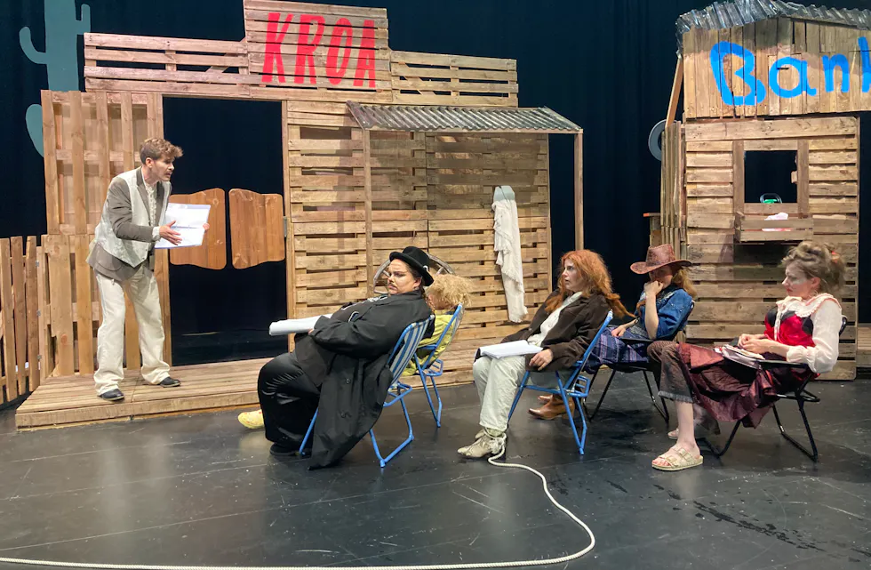 Forestillingen skal være underholdene og relevant for både liten og stor.