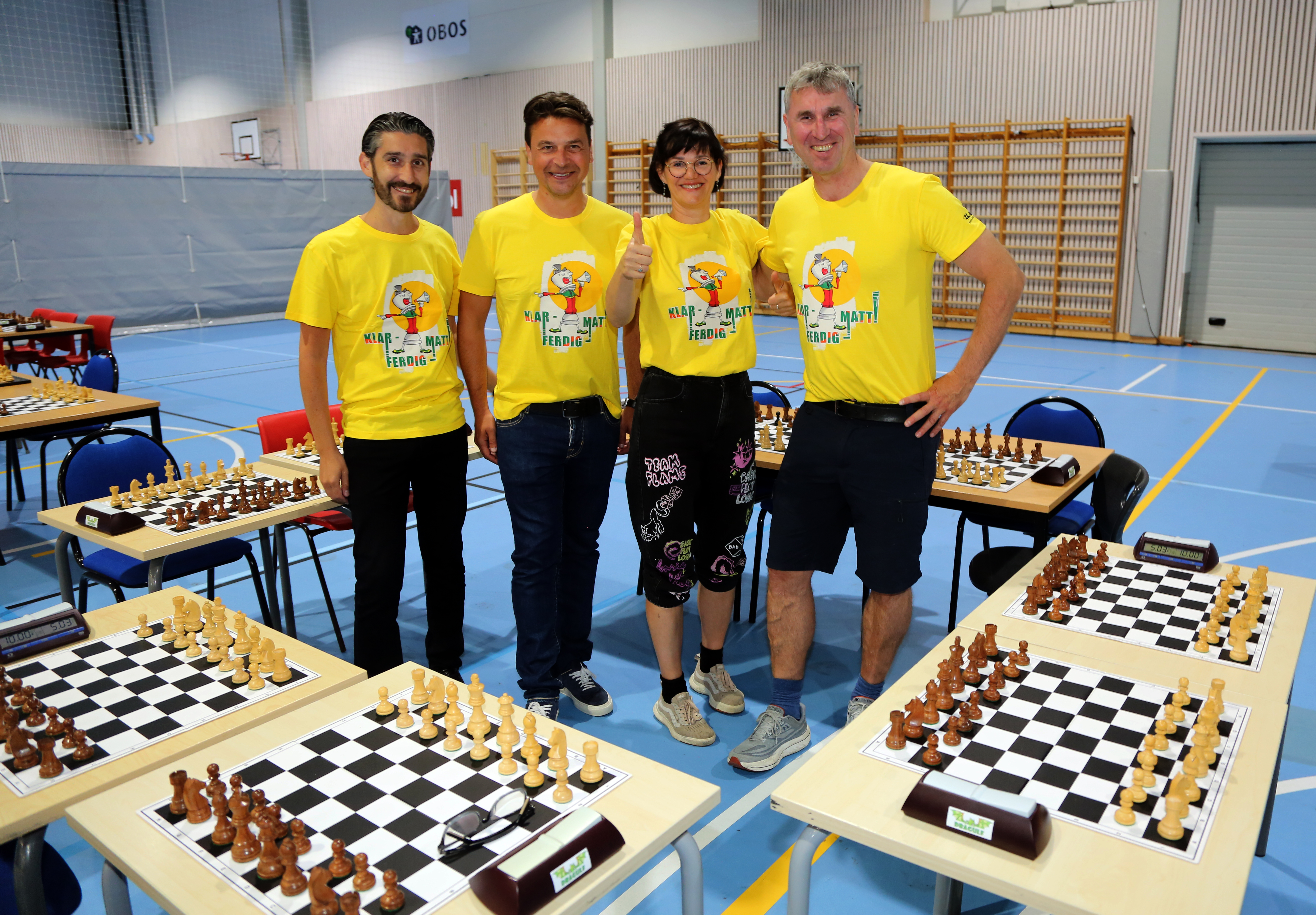 KLAR TIL DYST: Konsernsjef i XXL, Freddy Sobin (f v), konsernsjef i Ferd, Morten Borge, stormester Olga Dolzhykova og stormester Simen Agdestein, gleder seg til å møte unge sjakkspillere i Ellingsrud Flerbrukshall.