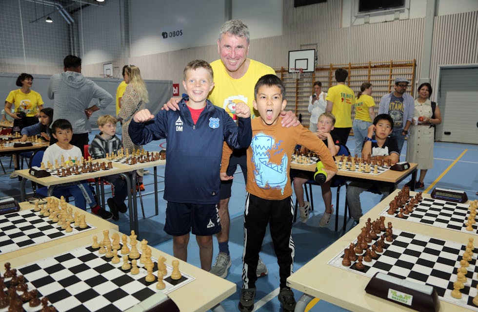 BESEIRET MESTEREN: Oskar Meisingset (10) (t v) fra Korsvoll og Danial Ahmady (8) fra Høybråten sto for en stor bragd da de beseiret Simen Agdestein.